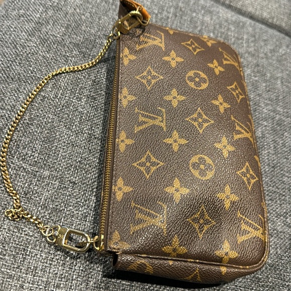 Authentic, LV vintage pochette accessories with an authentic LV chain. - Picture 5 of 17